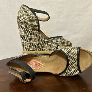 Chic Black and Tan Wedges for Effortless Elegance